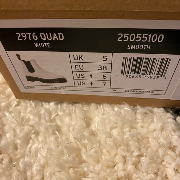 New Doc Martens white quad 2976 Chelsea boots size 7. - Picture 5 of 5